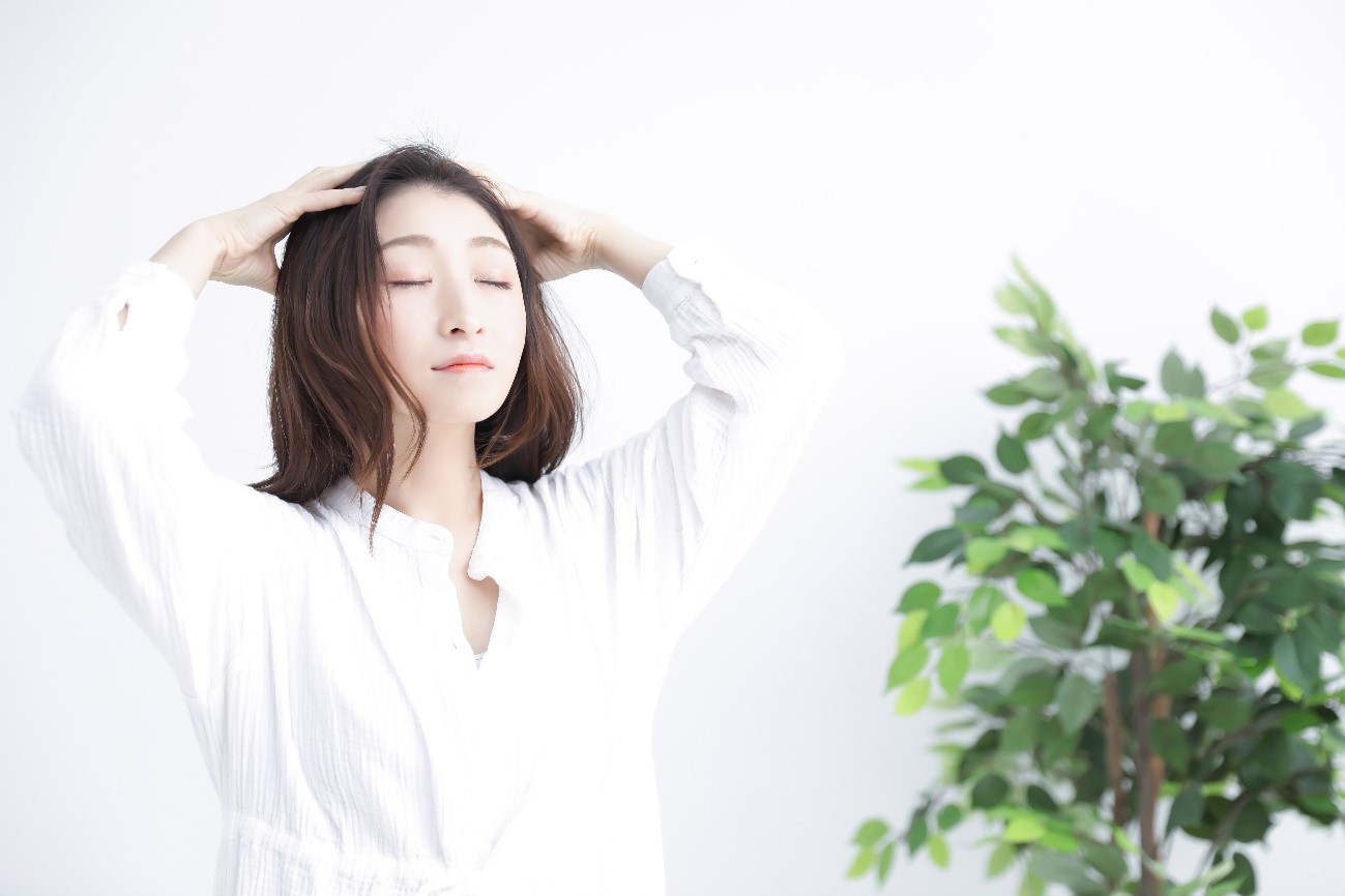 抜け毛を予防するには?シャンプーや食べ物など対策のポイントを解説